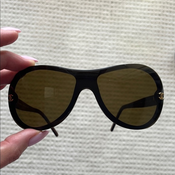 Perfect CHANEL Vintage Sunglasses with Case - Picture 1 of 6